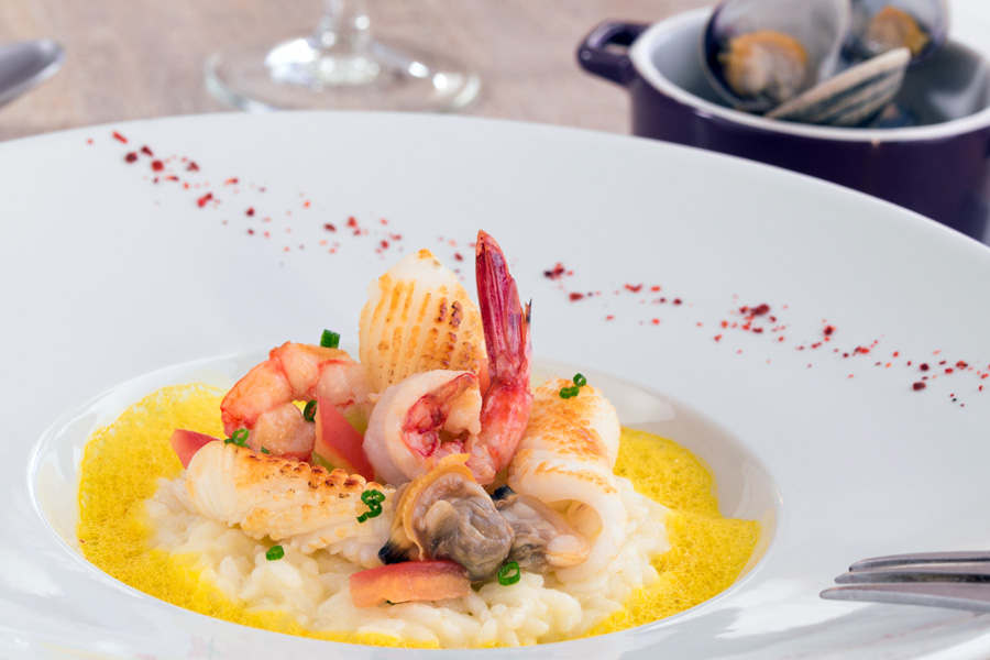 Risotto de gambas grillées au safran et poivrons marinés